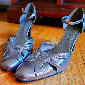 Beautiful leather Bandolino heels.